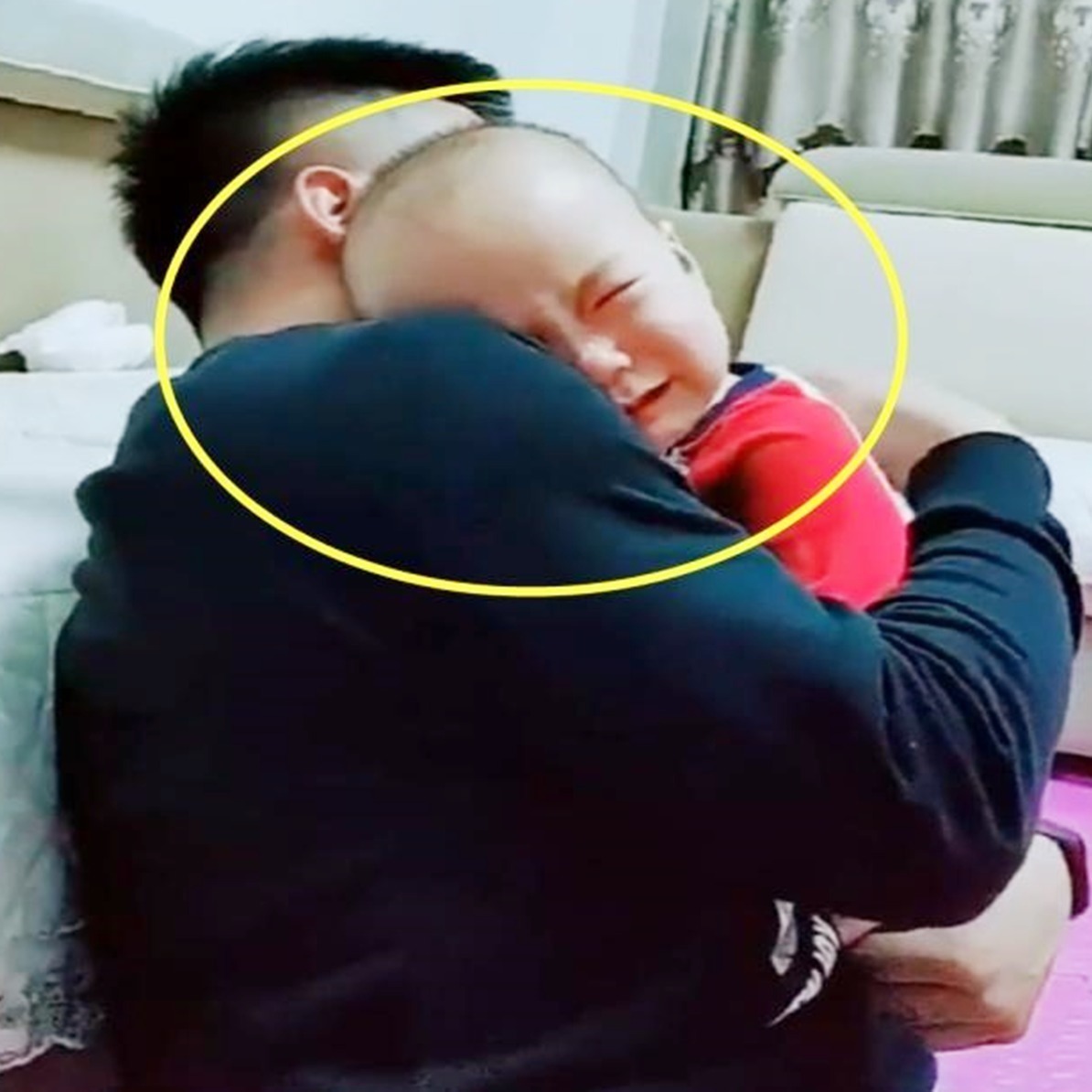 戏精|爸爸装哭向宝宝告状说被妈妈打疼了，两人抱头痛哭，宝妈：两戏精