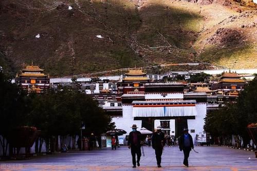 中年|为什么感觉去西藏旅游的人比去新疆多，新疆旅游有哪些局限性呢？