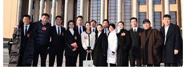 佟丽娅晒第十一届全国文代会合影，明星大腕云集，她带来王炸效果