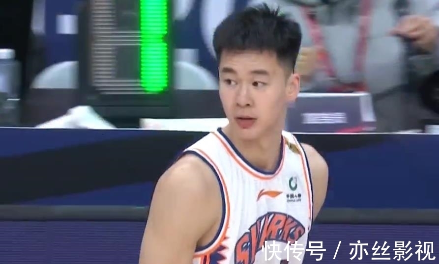 李春江|开局被打11-0!哈斯轰10+3打爆王哲林,冯莱钉板大帽,李春江着急