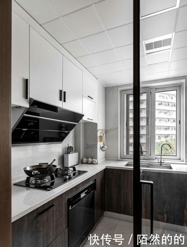 收纳|越来越多人放弃电视墙,学他家打一排柜子,美观实用两不误!聪明!