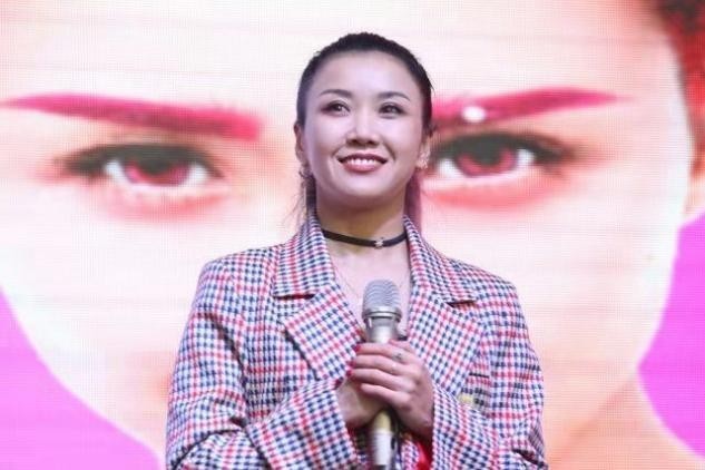 搭配 王蓉罕见出席活动胖变样,穿长筒靴大象腿勒出痕,胖后颜值却高了