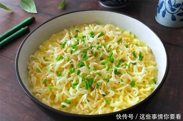 泡面不要直接泡着吃了,教你7种花样做法,好吃有营养,真过瘾