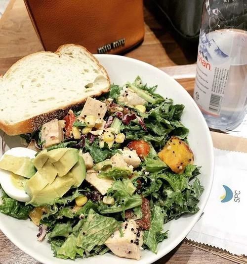 夜店|夜店女王“大象腿”成功抢镜遭女性批丑,却被几十万直男誉为“性感美丽的化身”