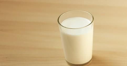 腹胀|空腹不能喝牛奶，容易腹泻、放屁？饮用牛奶有2个最佳黄金期