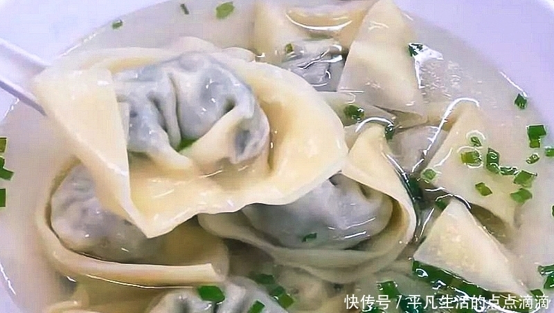  这种野菜比荠菜香多了，人称“油勺子”，包饺子小孩子爱吃