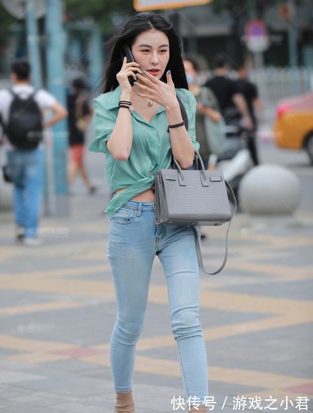 短袖衫 烂大街的牛仔裤,依然是休闲搭配的主角,配翠绿短袖衫,清爽宜人!