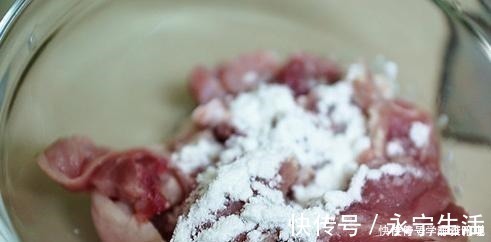 食用盐|炒肉时，别只会用淀粉腌制，牢记这3点，肉质鲜嫩入味不粘锅！