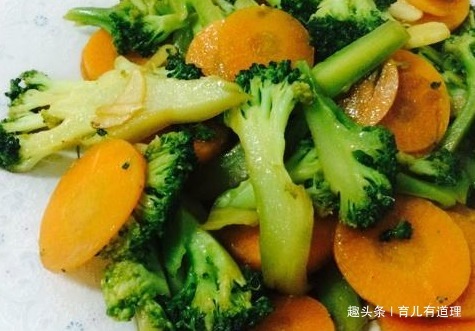 做法|要让孩子多吃的一道营养菜，做法简单，清脆可口，还有效保护视力