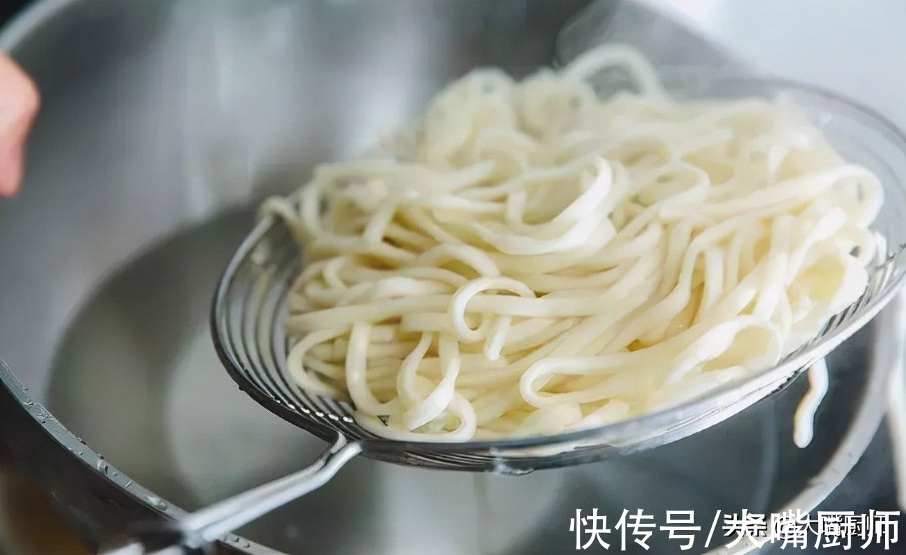 无论煮啥面条,不要开水下锅,牢记3点,面条爽滑筋道,不粘不坨