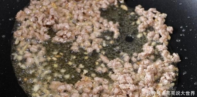 1根茄子,一块猪肉,这是茄子肉末焖面的做法,真好吃