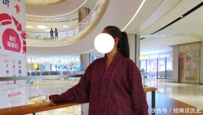 那些审美走偏的汉服,网友无力吐槽:仿佛穿越回了70年代