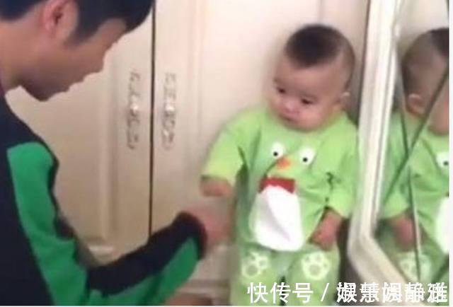 老婆大人|宝宝深夜看电视被爸爸罚站,委屈地看着爸爸,模样简直是太可爱了