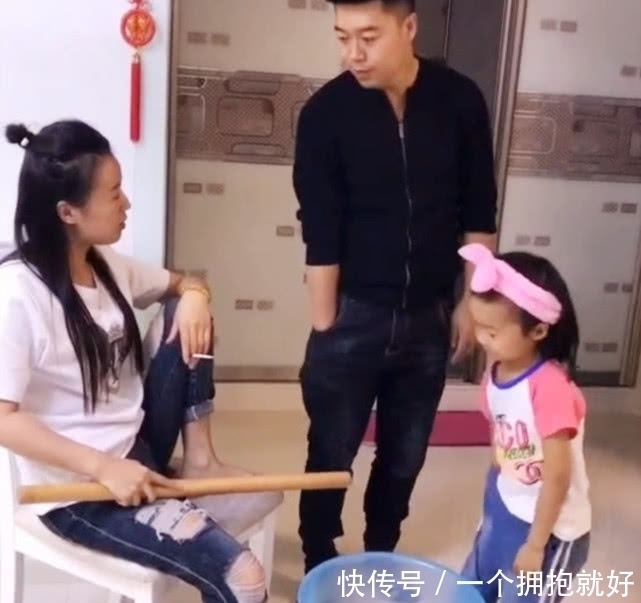 表情|妈妈套路太深,把爸爸和女儿都坑了,俩人的表情真好玩