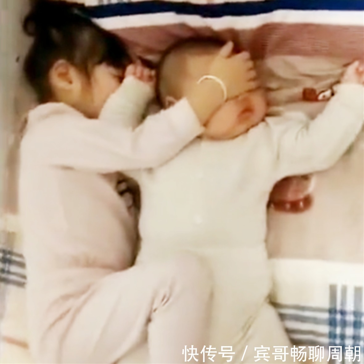 奇葩|姐弟情深,从这些“奇葩”睡姿就能看出来,一言不合就“腿锁喉”