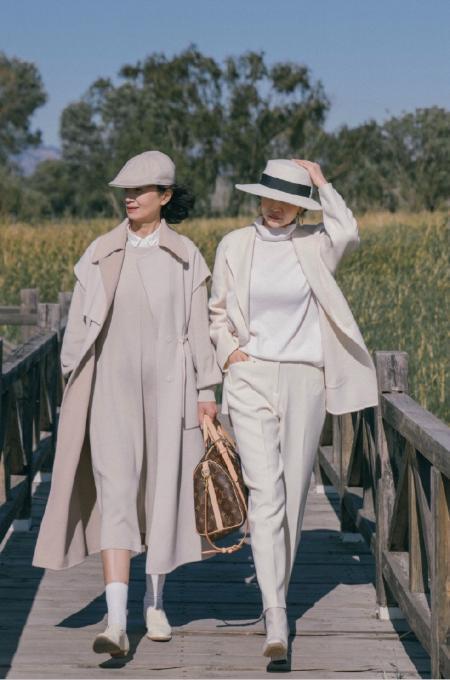 母女 女人过了50岁放下毛衣牛仔裤,看这对''母女''搭配,高贵又减龄