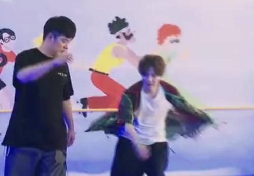 《五哈》又出名场面:邓超张颜齐滑旱冰钻胯,卡裆位置很尴尬