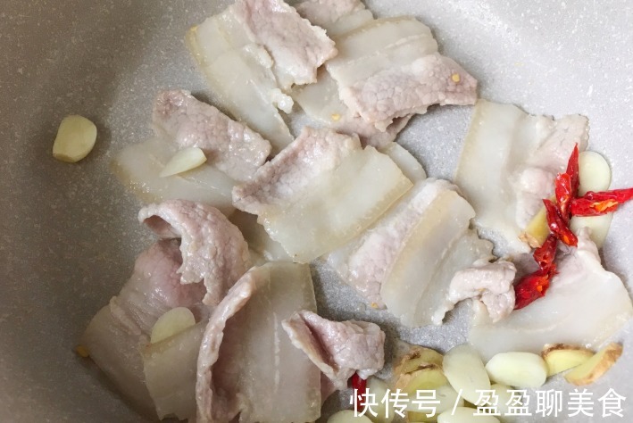 清凉败毒|五花肉最好吃的做法,和笋干搭配炖一炖,吃完连汤汁都不剩,过瘾