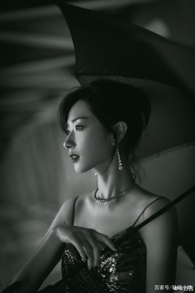 万茜的黑白电影感大片,黑白港风感影像照片超级惊艳!