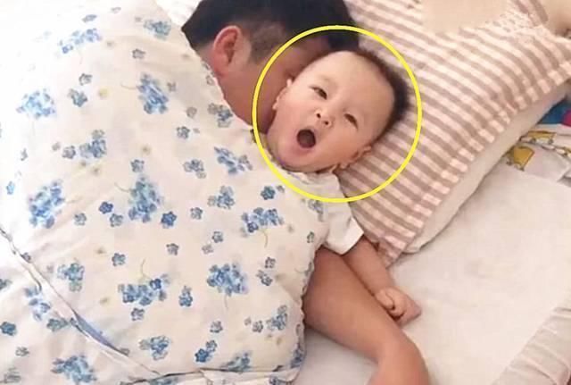 妈妈|老爸哄儿子睡觉,妈妈还以为打雷了,看到宝宝后,网友真是亲爹