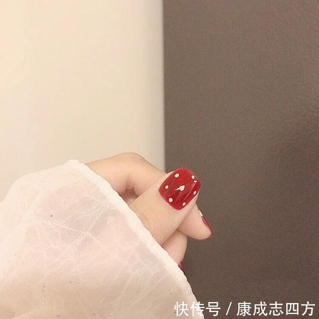 打底|让人心动的5款美甲,温柔又高级!酒红发财美甲真的显手白