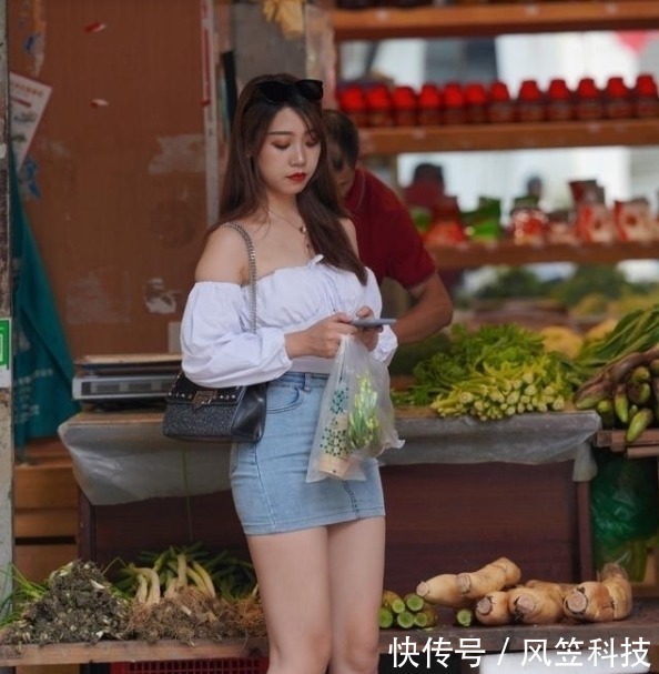 穿搭 齐肩衫搭配牛仔短裙,这才是胖妹穿搭的典范,神秘感十足