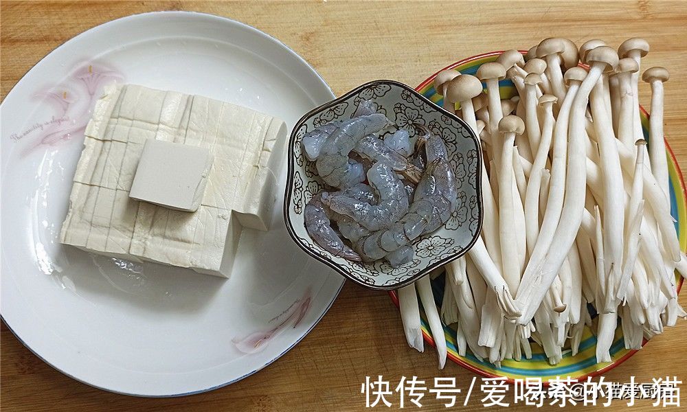 一道用嫩豆腐制作的“虾仁豆腐煲”，特别开胃，比吃火锅还过瘾