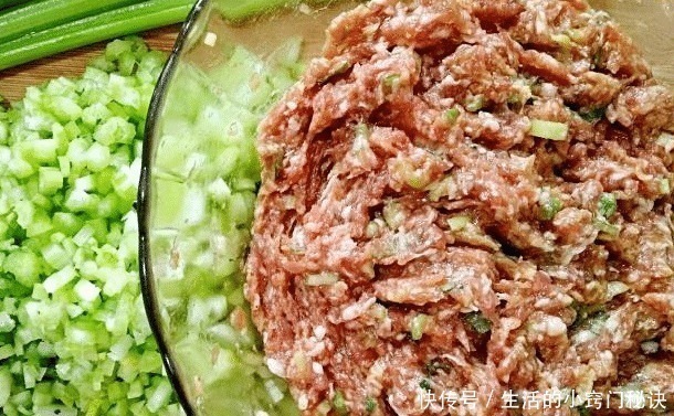 调肉馅时，有2种料不能少，包成饺子才会软嫩不柴，咬一口会流汁