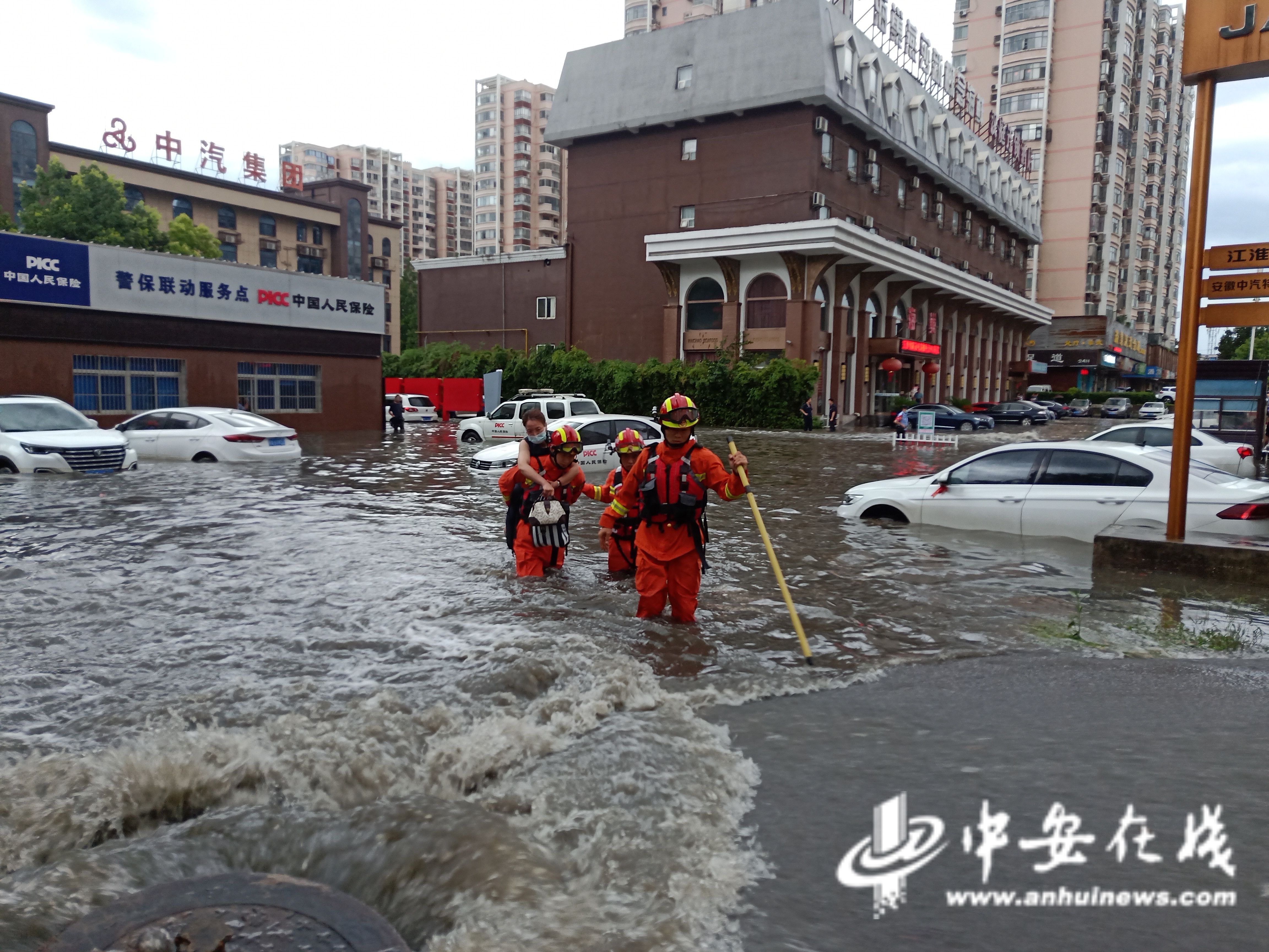 消防员|暴雨突袭 合肥消防紧急疏散63人