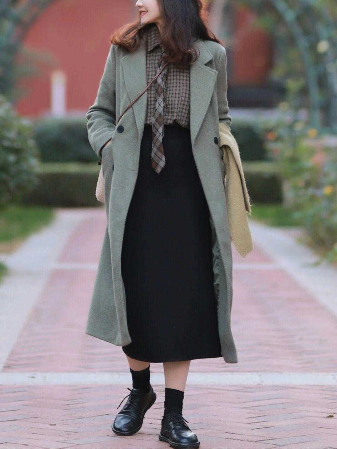 大衣 中年女性别乱穿衣,用大衣搭配这几件下装,精致显瘦又减龄