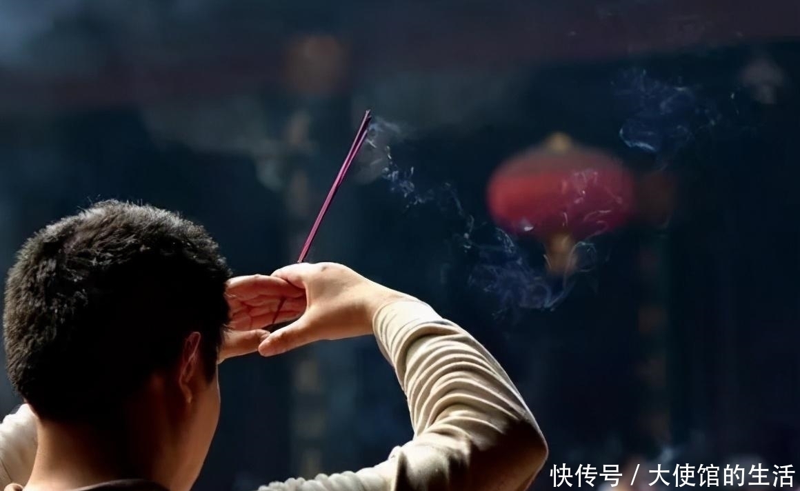 俗语“富人爱烧香”,为啥烧香烧三根这背后的寓意你了解多少