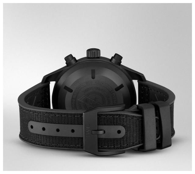 杰森·斯坦森在《人之怒》中炫耀自己的万国表飞行员双计时码表