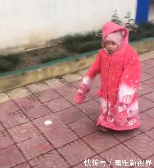 爷爷奶奶|“保暖奶奶”带娃走红,有种“冷”叫奶奶觉得你冷,网友笑了