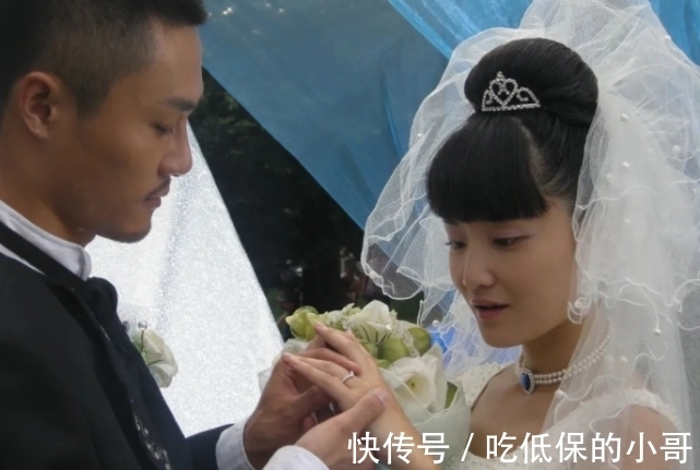 44岁女星自称是校花，在家全职10年没戏拍，离婚后租房一个人带娃