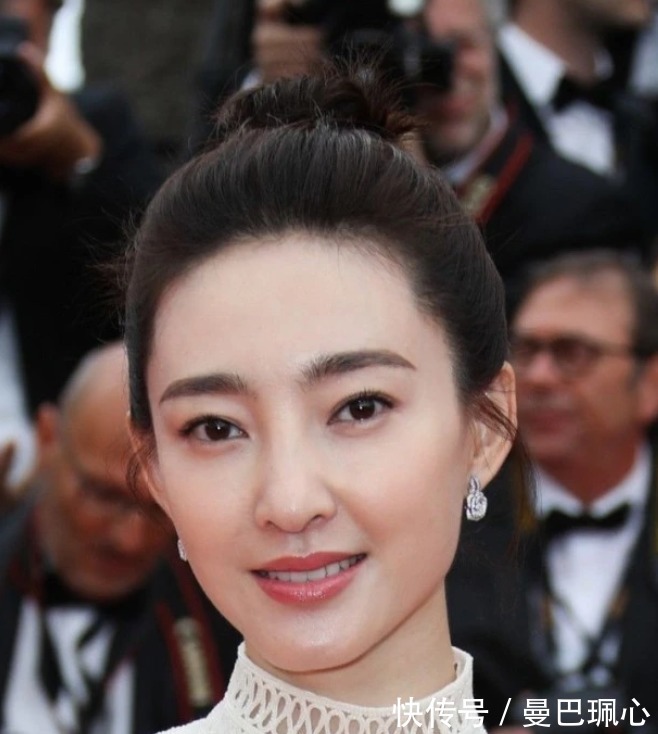 漂亮|40岁女人别再剪齐刘海了,今年很火的3种发型,谁剪谁漂亮