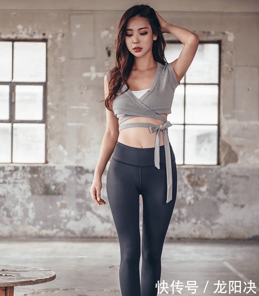 时尚|紧身打底裤你搭配运动的装扮,让身材更显曲线美
