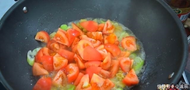 酸汤鱼的新吃法，草鱼加上3只番茄，酸辣开胃，做法还很简单！