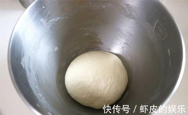 做法最简单的面包，只需普通食材，柔软香甜，适合在家做