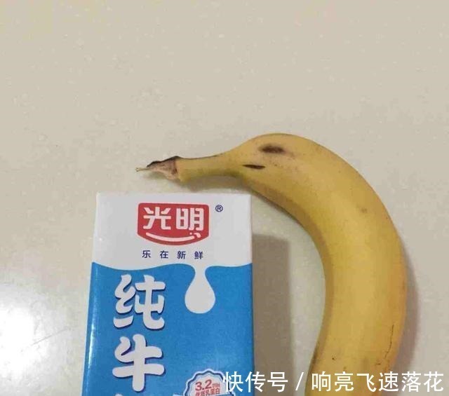 一根香蕉一包牛奶，做出比甜品店好吃的奶昔，宝宝把碗底都吃干净！