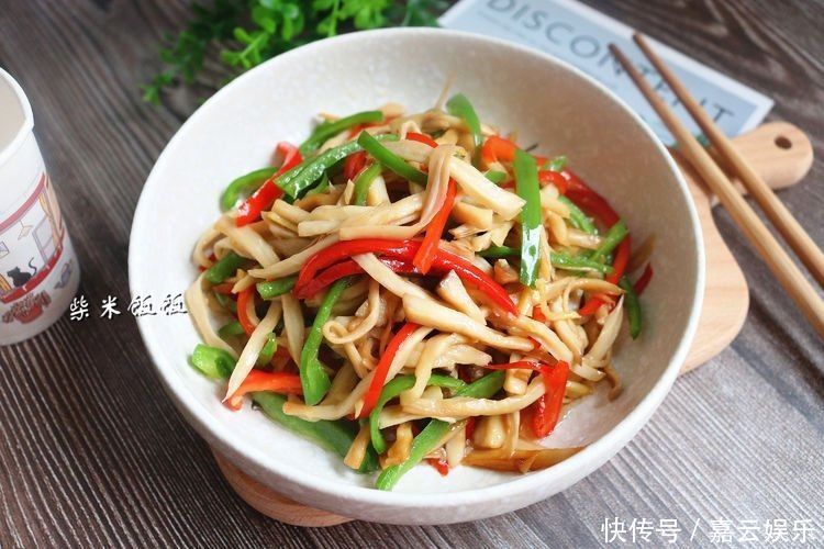 这三样一起炒,又鲜又脆,吃一口鲜嫩多汁,比肉嚼起来更香