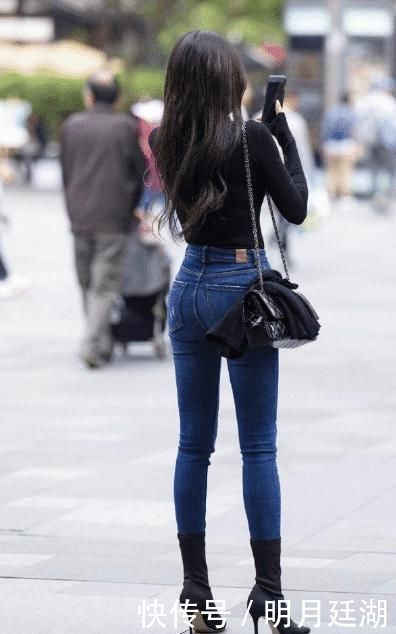 黑色上衣搭配破洞牛仔裤,展现出时髦靓丽的气质