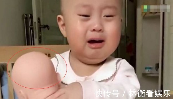 一个劲|宝妈骗大宝说又生了个弟弟,大宝抱起“弟弟”,下一秒萌翻了!