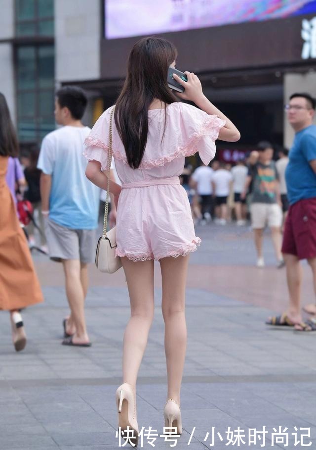 街拍:选用清新雅致的夏季装扮, 让您的造型显得光彩夺目, 神采奕奕
