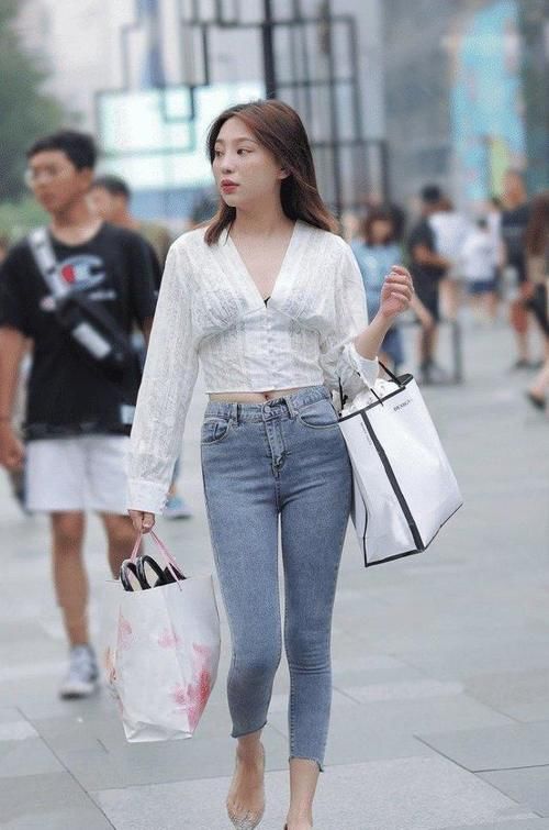 穿衣别乱选，牛仔裤百搭耐看，四季可穿，助你轻松塑造时尚造型