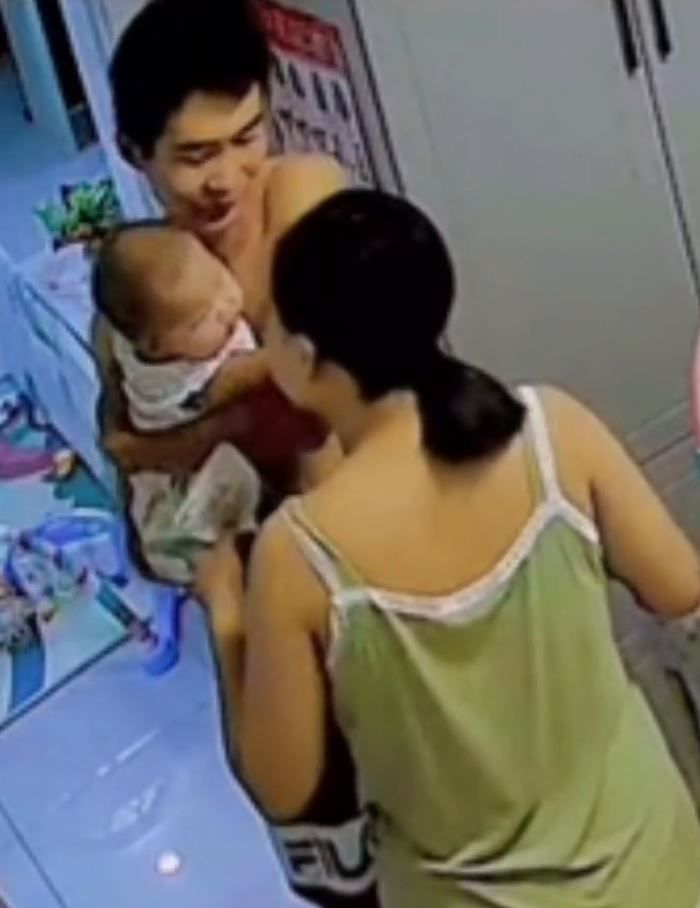 面膜|女子喝奶不小心喷爷俩一脸，网友：猝不及防的牛奶面膜！