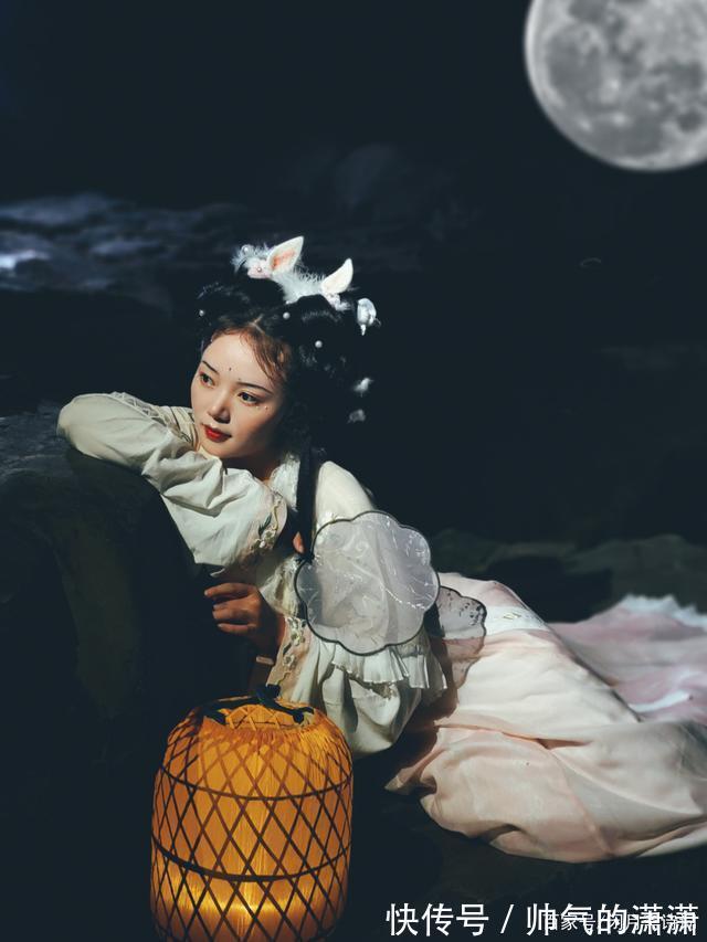 梦醒@七绝·十三首丨花前月下无人语,月下花前淡淡浓