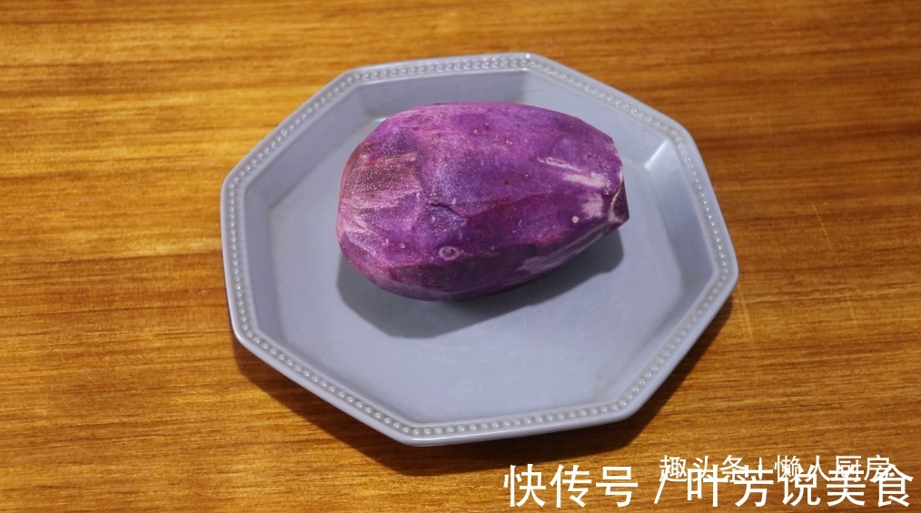 紫薯别只会蒸着吃了,1个紫薯,一勺淀粉,炸一炸比薯片还好吃
