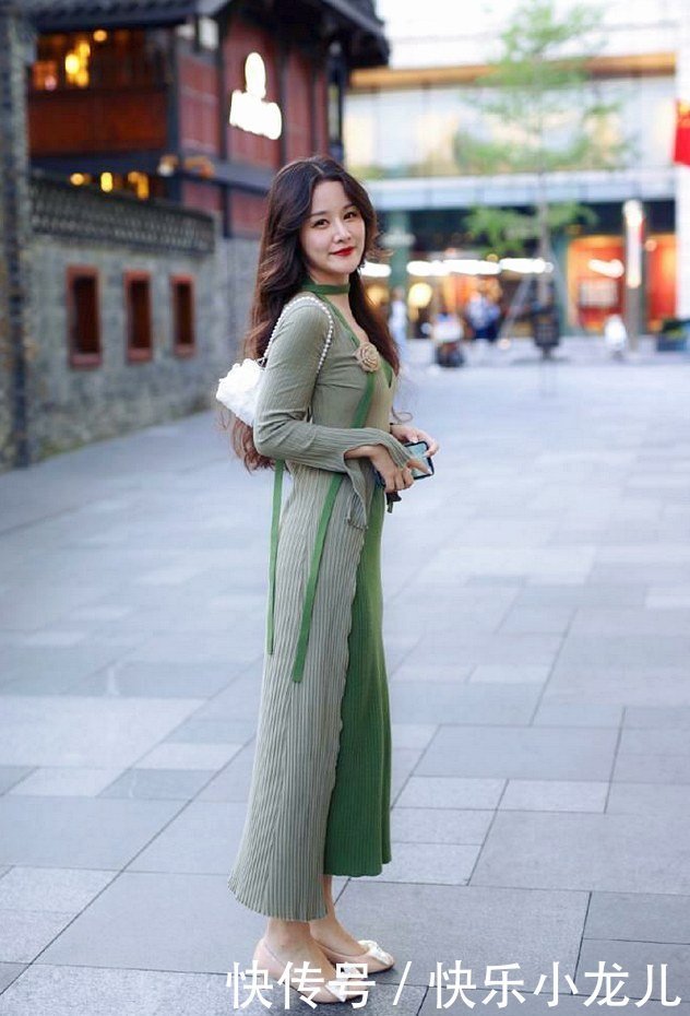 绿色针织修身连衣裙,一看就不是什么“庸脂俗粉”