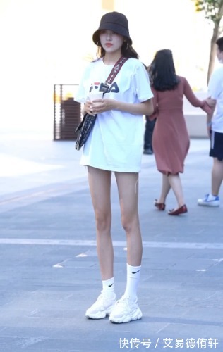 毛边|街拍:运动风女孩的穿搭秘籍,白T恤搭配运动鞋,凸显绝佳好气质