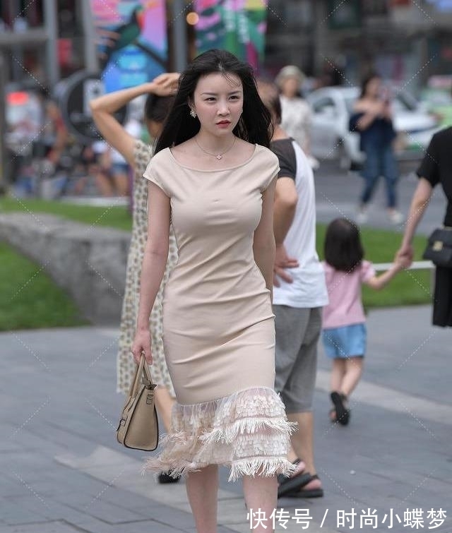 杏色|现在穿搭这么随意,直接用“鱼鳞”当裙摆,想当美人鱼吗?